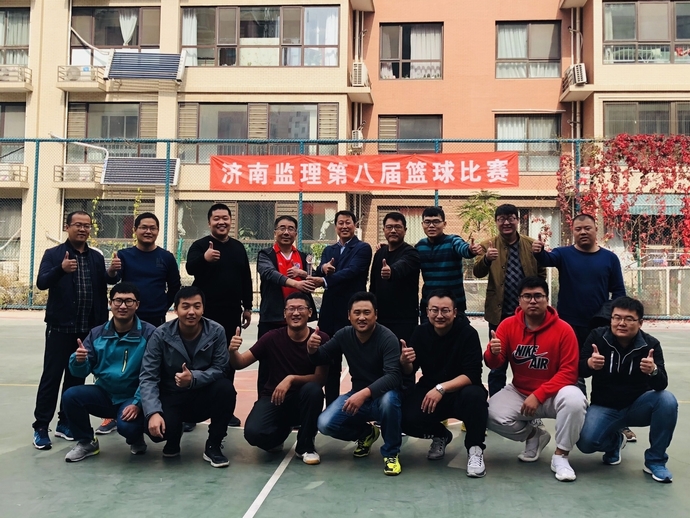 拔河比賽二支部獲勝領(lǐng)獎(jiǎng).jpg 拔河比賽二支部獲勝領(lǐng)獎(jiǎng).jpg